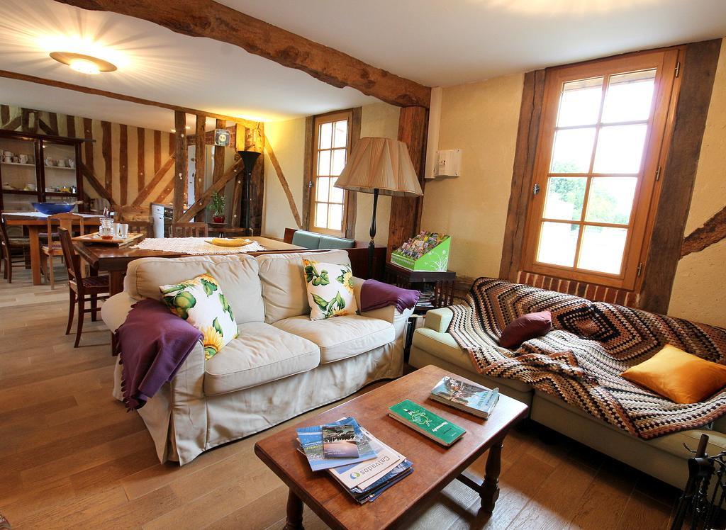 - Le Clos Aux Masques Bed and breakfast